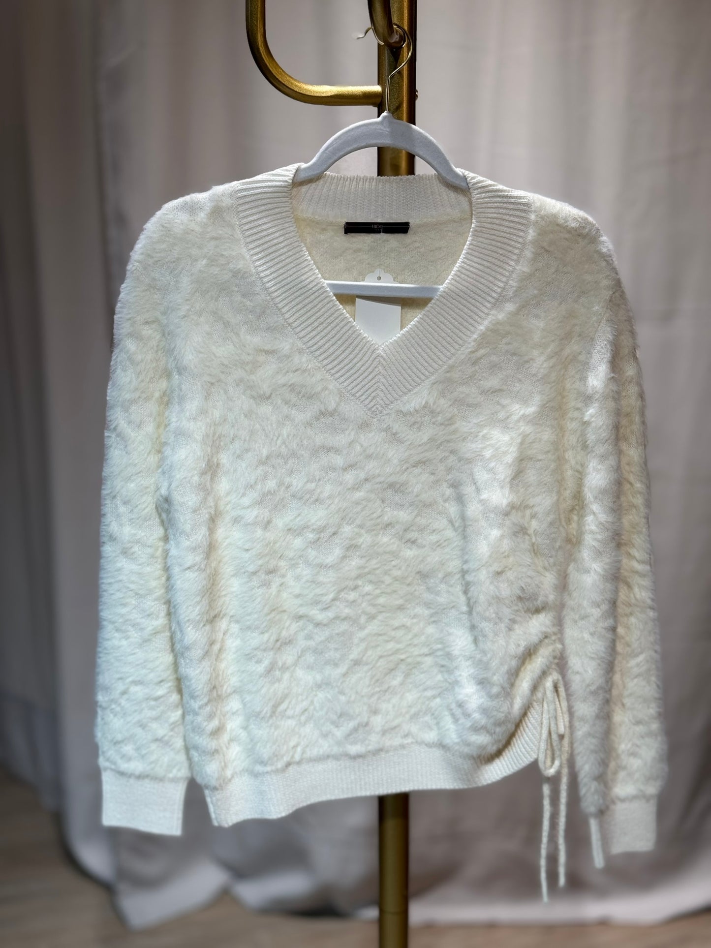 High - Flauschiger Pullover mit seitlicher Raffung - cremefarben