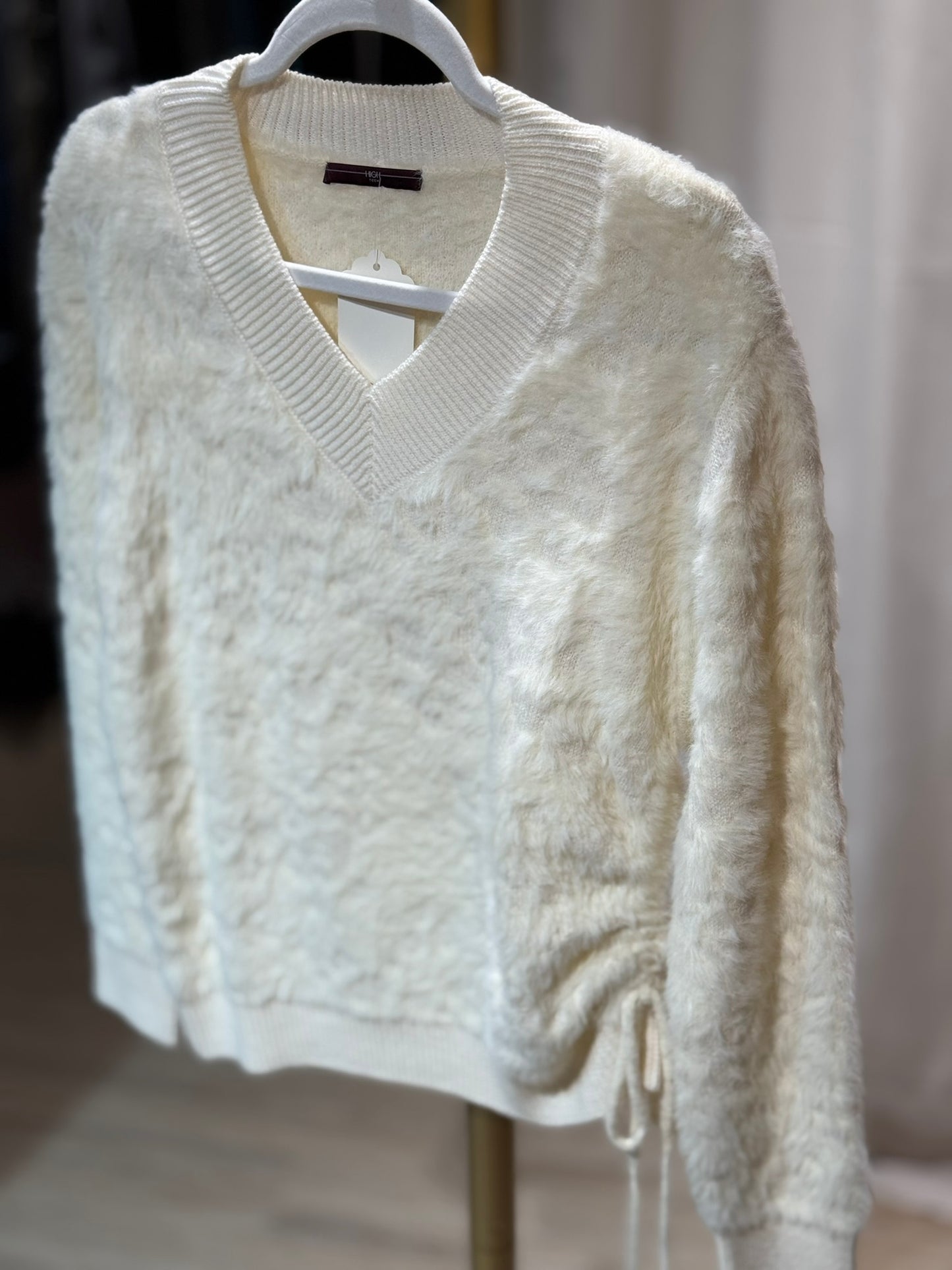 High - Flauschiger Pullover mit seitlicher Raffung - cremefarben