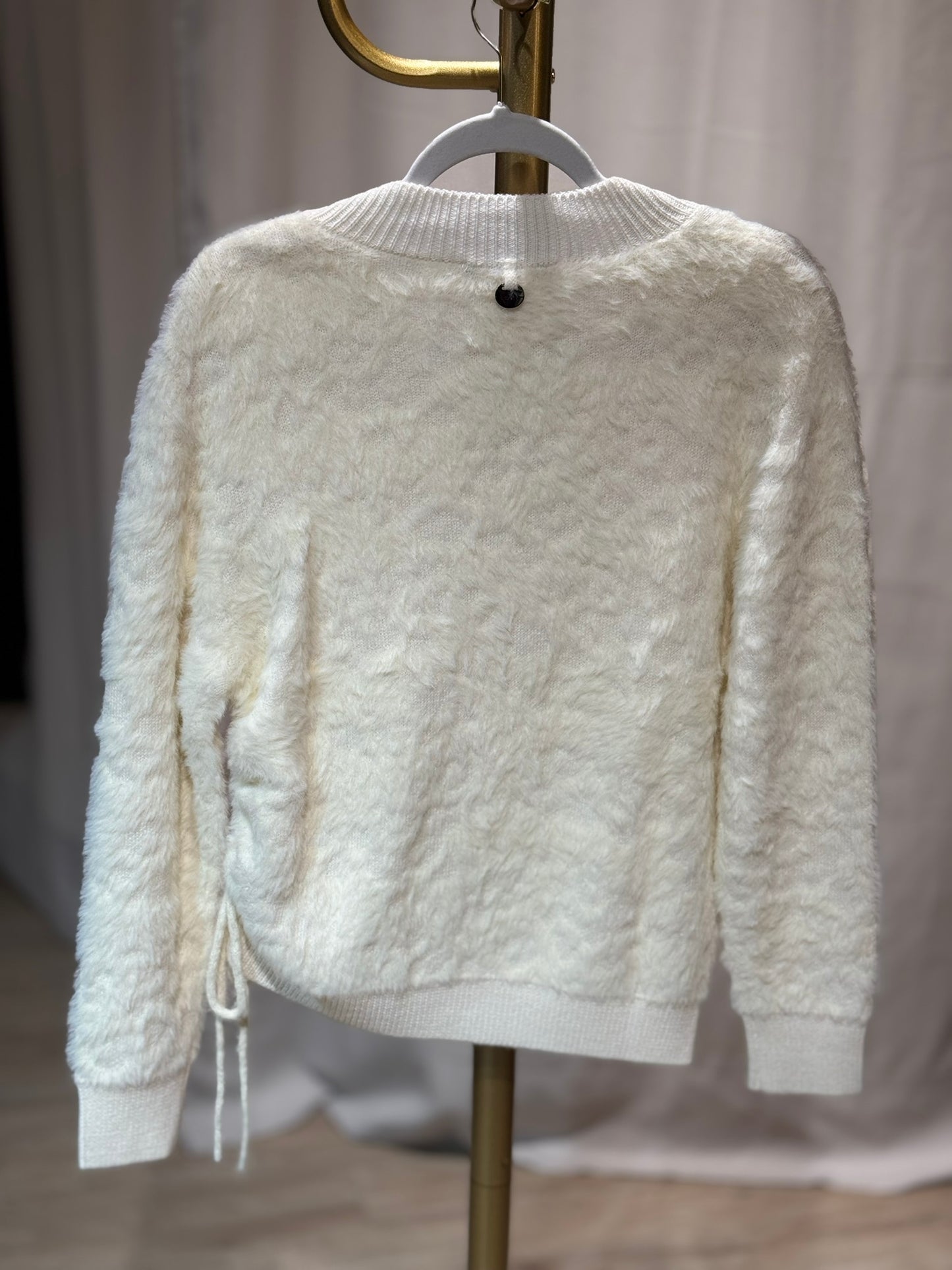 High - Flauschiger Pullover mit seitlicher Raffung - cremefarben