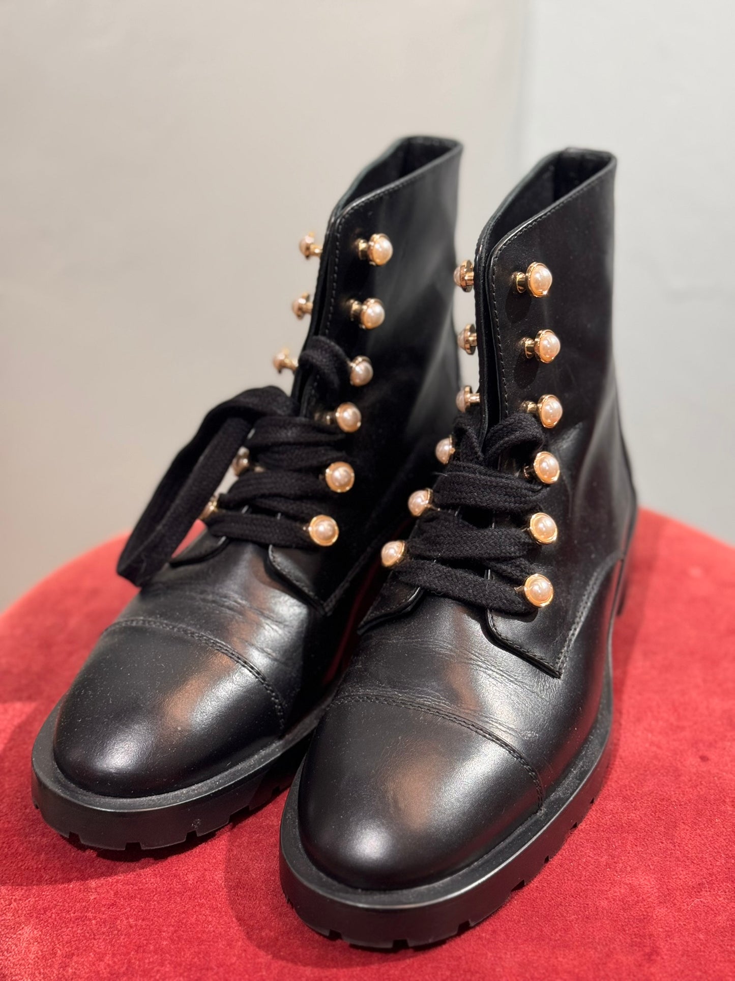 Stuart Weitzman Stiefeletten mit Perlen Gr 37 schwarz NEU