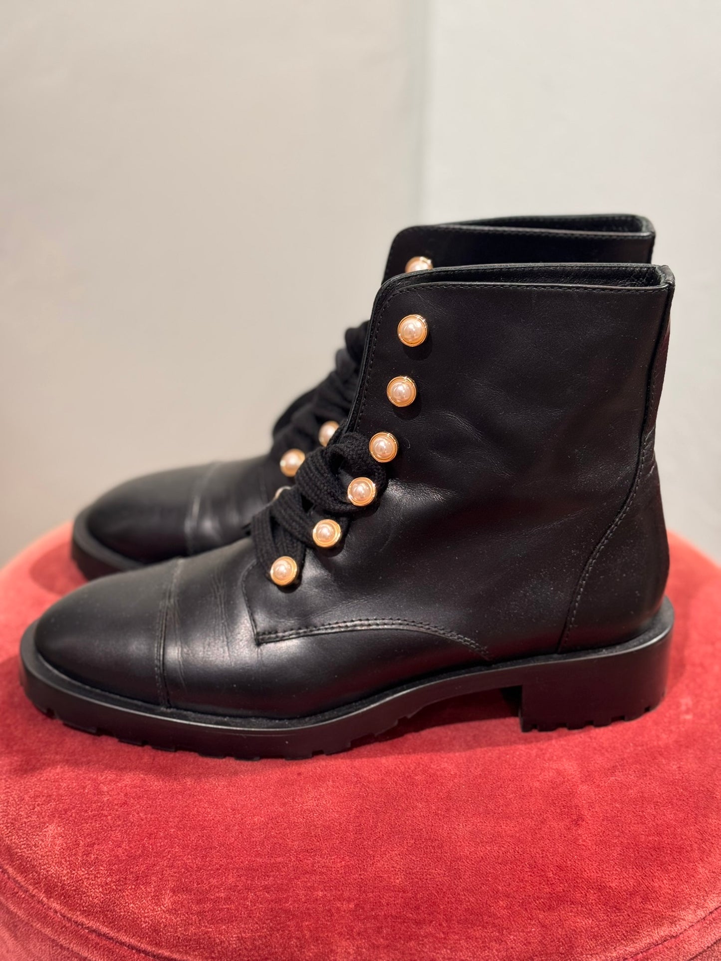 Stuart Weitzman Stiefeletten mit Perlen Gr 37 schwarz NEU