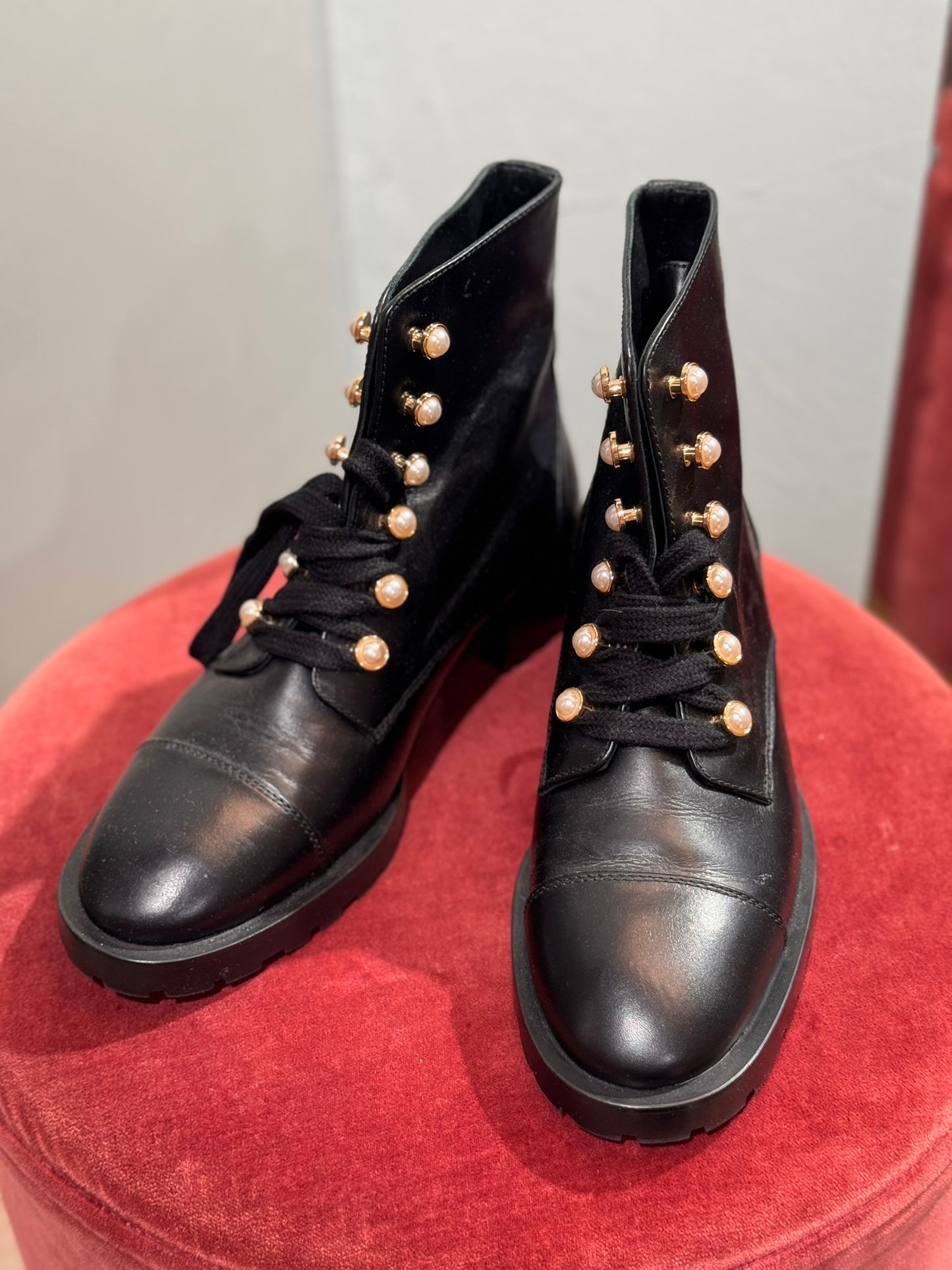 Stuart Weitzman Stiefeletten mit Perlen Gr 37 schwarz NEU